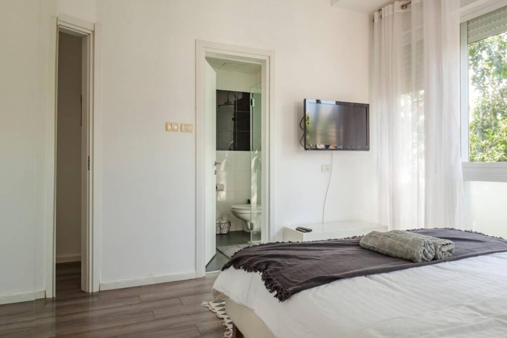 Big Apartment Next To Gordon Beach Plus Free Parking Тель-Авив Экстерьер фото