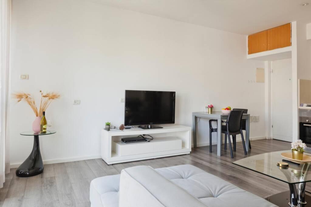 Big Apartment Next To Gordon Beach Plus Free Parking Тель-Авив Экстерьер фото