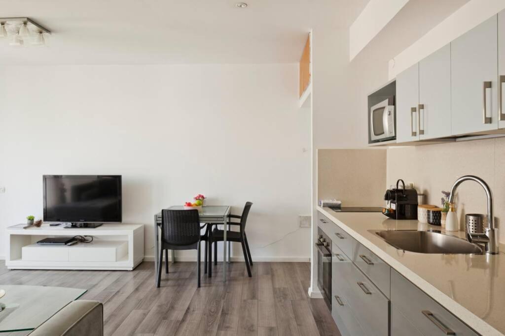 Big Apartment Next To Gordon Beach Plus Free Parking Тель-Авив Экстерьер фото