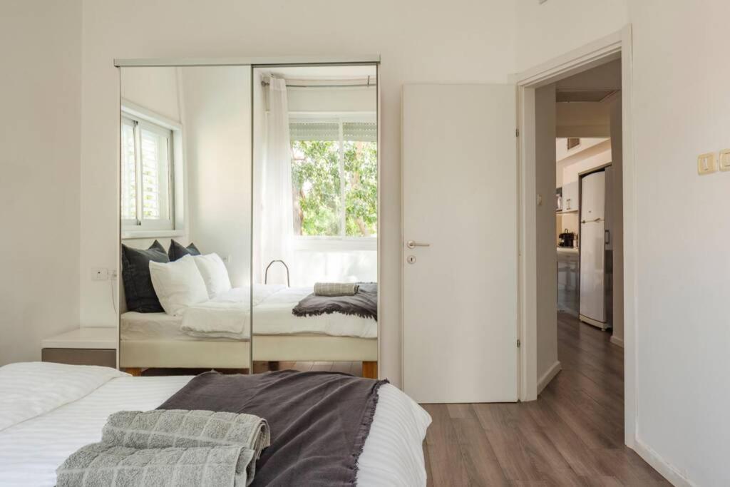 Big Apartment Next To Gordon Beach Plus Free Parking Тель-Авив Экстерьер фото