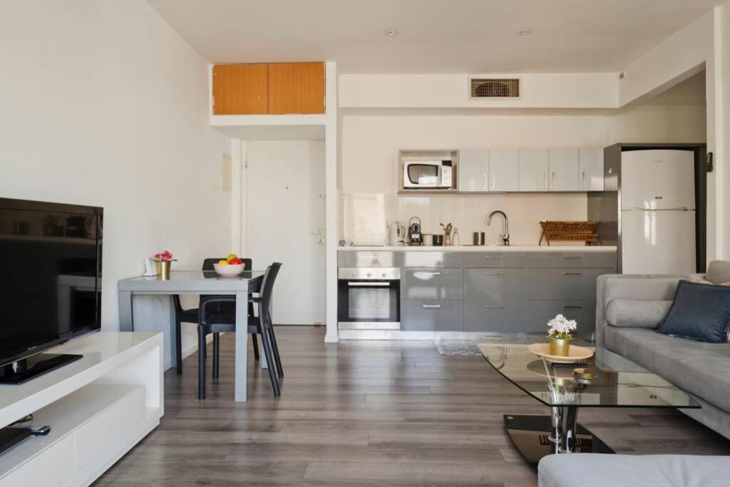 Big Apartment Next To Gordon Beach Plus Free Parking Тель-Авив Экстерьер фото