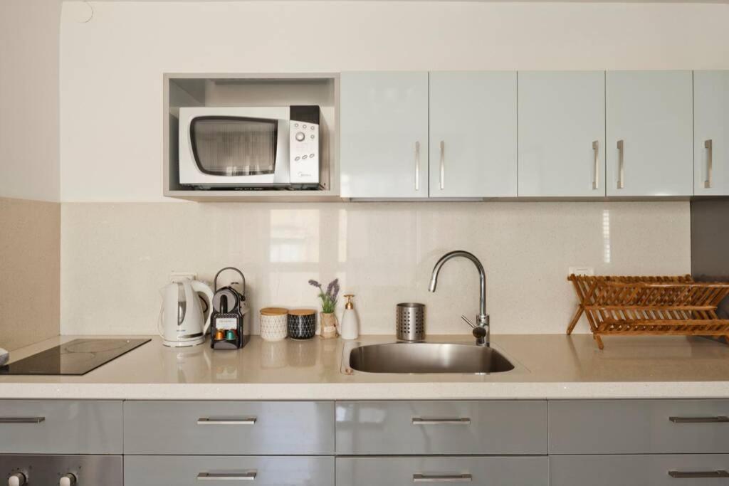 Big Apartment Next To Gordon Beach Plus Free Parking Тель-Авив Экстерьер фото